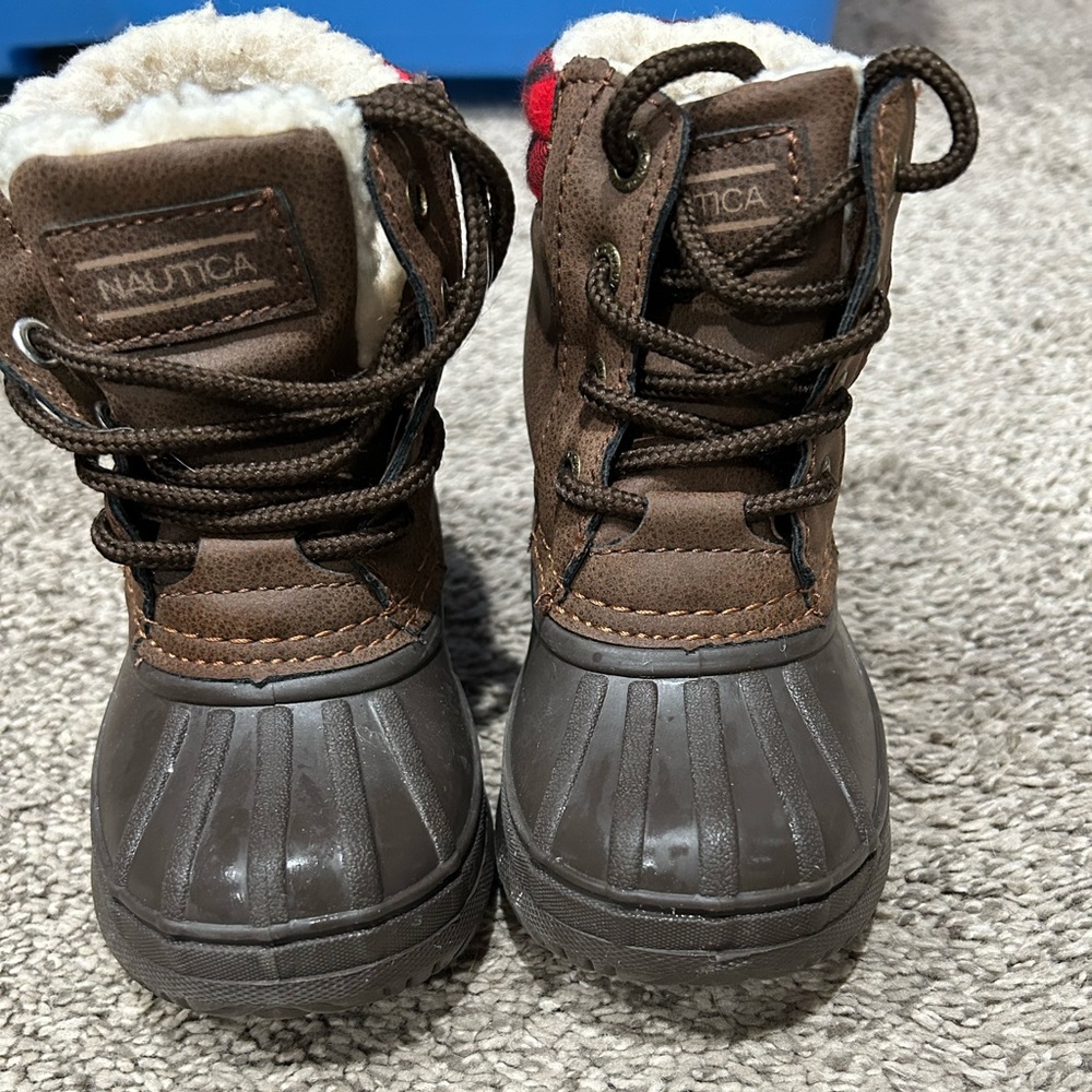 Nautica boots size 7 kids.